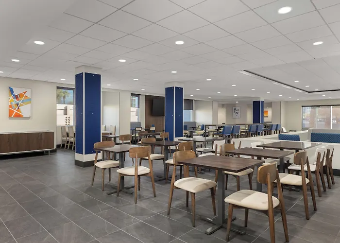 Express & - Midtown, An Ihg Hotel 3*